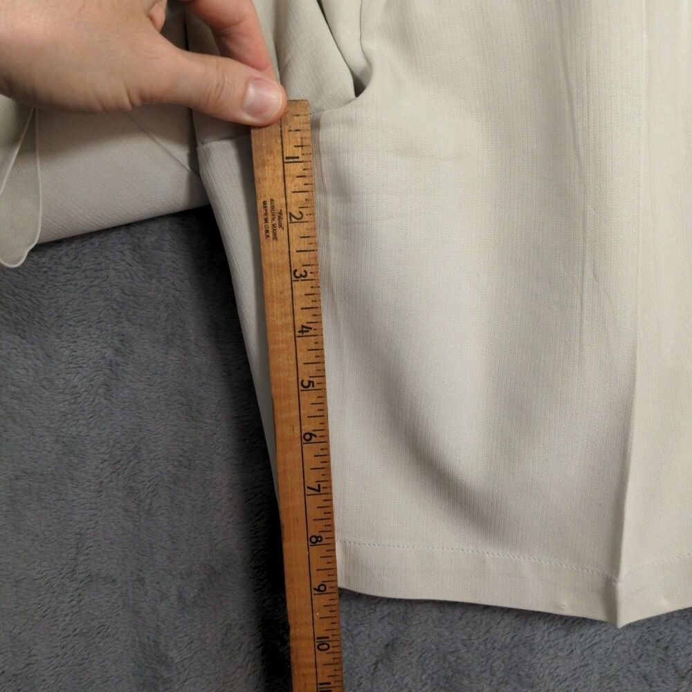 Tommy Bahama Shorts Mens 34 Beige 100% Silk Pleated Golf Resort Chino Preppy - Picture 4 of 6